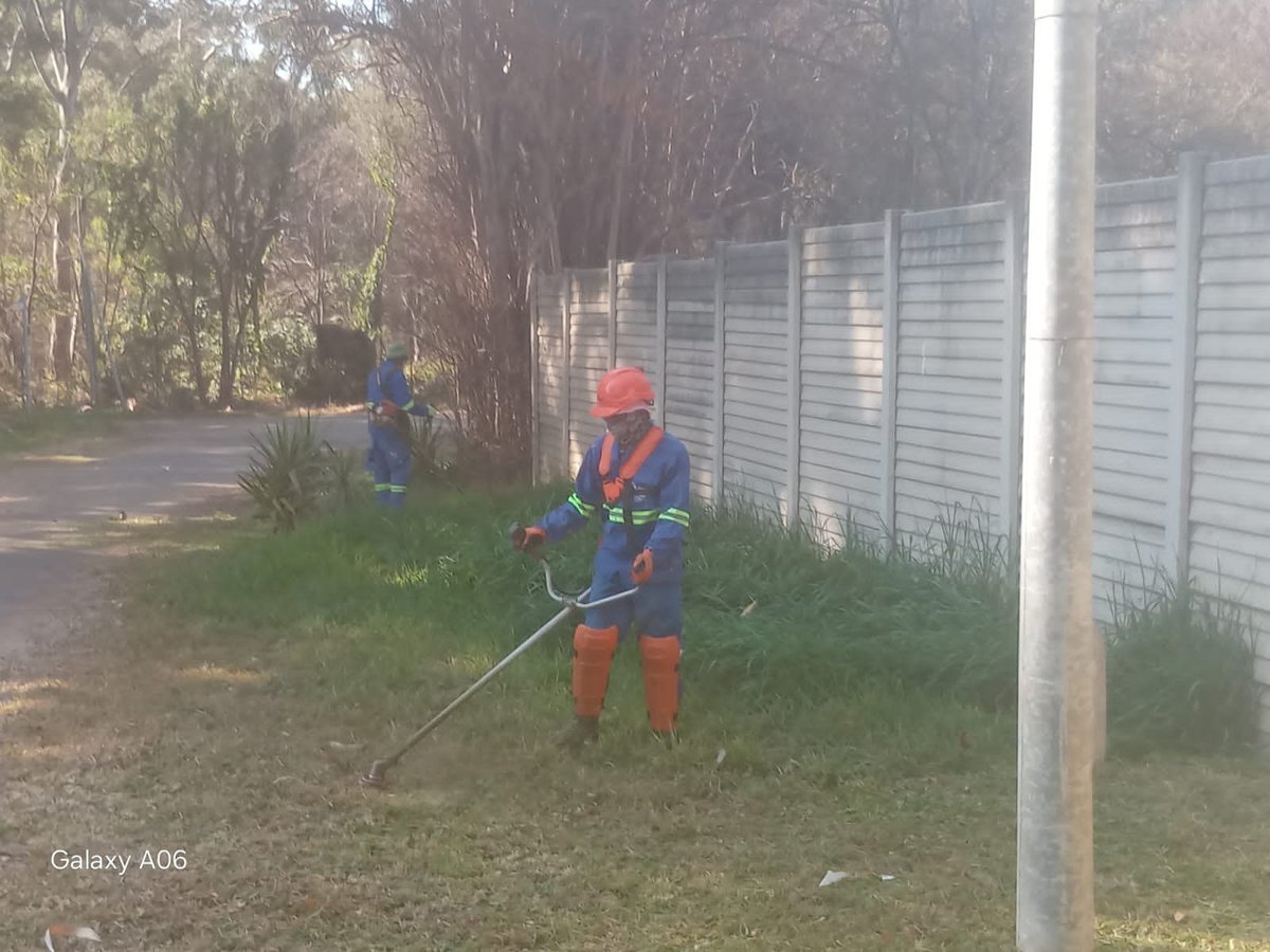 RamaboduObakeng's tweet photo. City of Tshwane Grass cutting at Cullinan - Tambotie Avenue, Ward 100 . https://t.co/LoxJB5VUsH