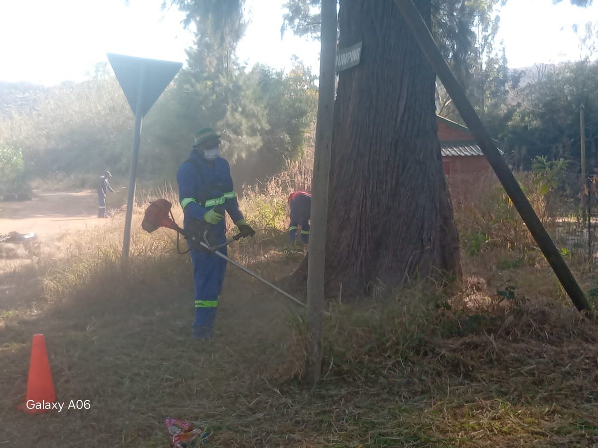 RamaboduObakeng's tweet photo. City of Tshwane Grass cutting at Cullinan - Tambotie Avenue, Ward 100 . https://t.co/LoxJB5VUsH