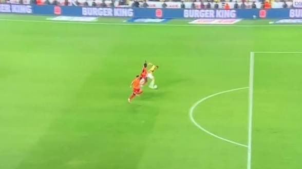 FahirEfendi's tweet photo. Ilk yarıda maç daha 1-0ken Davinson Gole giden Dzeko’yu arkadan yere indirmişti kırmızı görmemişti 

Daha basit pozisyonda Mert Müldür Hatay maçında kırmızı görmüştü 

O gün Fenerbahçenin galibiyetini gasp etmişlerdi, bir kişi çıkıp Fenerbahçenin hakkını savunmadı! https://t.co/FhWdGsbpa7