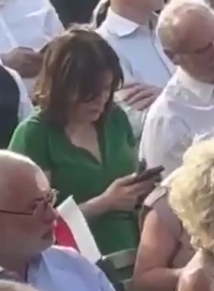 procesor_x's tweet photo. @WojciechowskavH To samo robi pani koleżanka z klubu Anna Krupka, to samo robi pan Możdżonek, ale wiadomo - Morawiecki to sam ZŁO https://t.co/YurmX5ZhR3