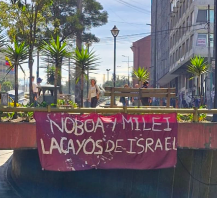 ElenaDeQuito's tweet photo. 🔴Con pancartas colgadas en varios puentes, ecuatorianos expresaron su rechazo a la visita del presidente argentino, Javier Milei, quien cumple este jueves una agenda oficial en Quito. El Centro Histórico permanece cerrado al tránsito y no se permitió el acceso de la prensa al evento. @teleSURtv