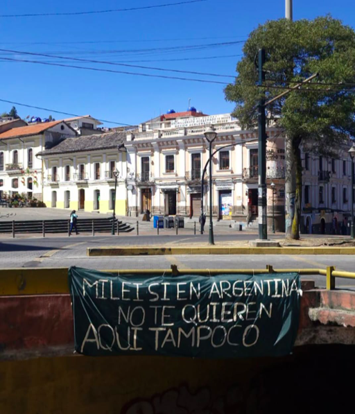 ElenaDeQuito's tweet photo. 🔴Con pancartas colgadas en varios puentes, ecuatorianos expresaron su rechazo a la visita del presidente argentino, Javier Milei, quien cumple este jueves una agenda oficial en Quito. El Centro Histórico permanece cerrado al tránsito y no se permitió el acceso de la prensa al evento. @teleSURtv