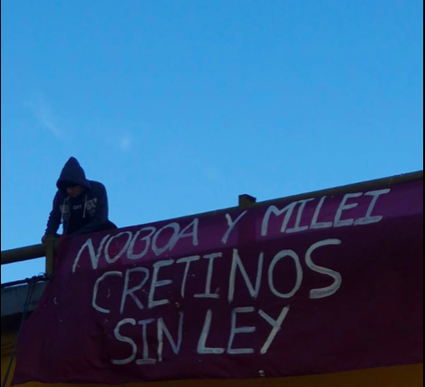 ElenaDeQuito's tweet photo. 🔴Con pancartas colgadas en varios puentes, ecuatorianos expresaron su rechazo a la visita del presidente argentino, Javier Milei, quien cumple este jueves una agenda oficial en Quito. El Centro Histórico permanece cerrado al tránsito y no se permitió el acceso de la prensa al evento. @teleSURtv