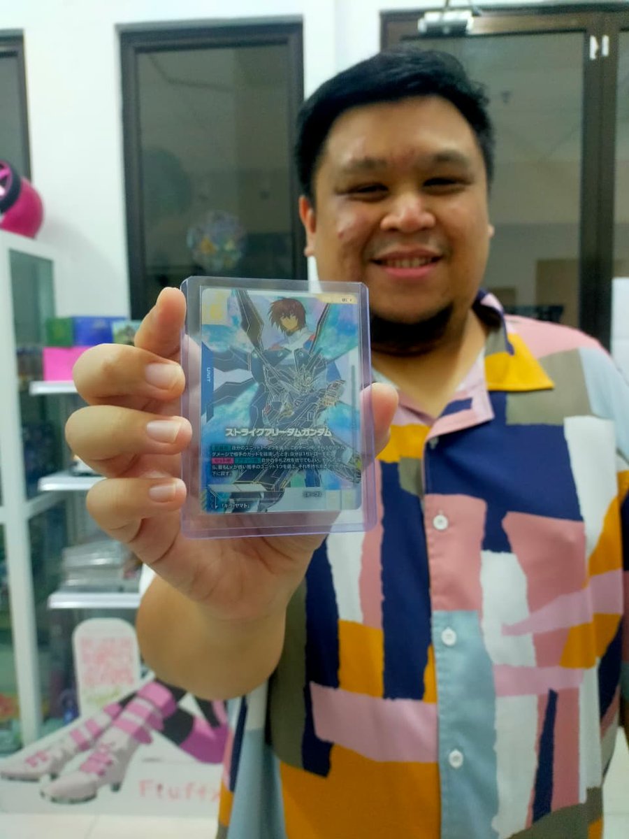 GamersTavernBN's tweet photo. What a way to end tonight's tournament wit that 1 pack magic pull!!🎉✨

Congratulation to @fadhlidon , Gracing us here at @gamerstavern wit the presence of the LR++ Strike Freedom. 🔥👏

#Gamerstavern #Brunei #BruneiLocalTCGStore #Gundam #TCG #Gundamtcg #Bandai #LR++ #MagicPull https://t.co/H9GD2ChQEj