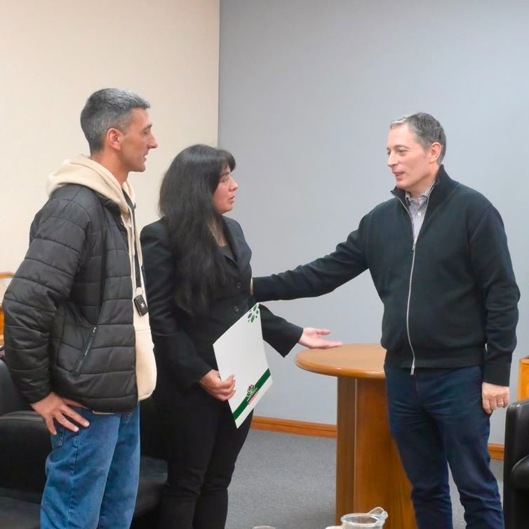 fernandogray's tweet photo. El deporte es una herramienta fundamental para fortalecer vínculos y brindar más oportunidades a nuestras chicas y chicos.

Desde el Municipio acompañamos a la Asociación de Escuelas de Hockey de Esteban Echeverría y a sus jugadoras con el acceso al seguro médico.

Quiero que cada deportista de nuestro distrito pueda entrenar, competir y crecer con las condiciones que necesita, y por eso voy a seguir trabajando junto a nuestras instituciones deportivas.