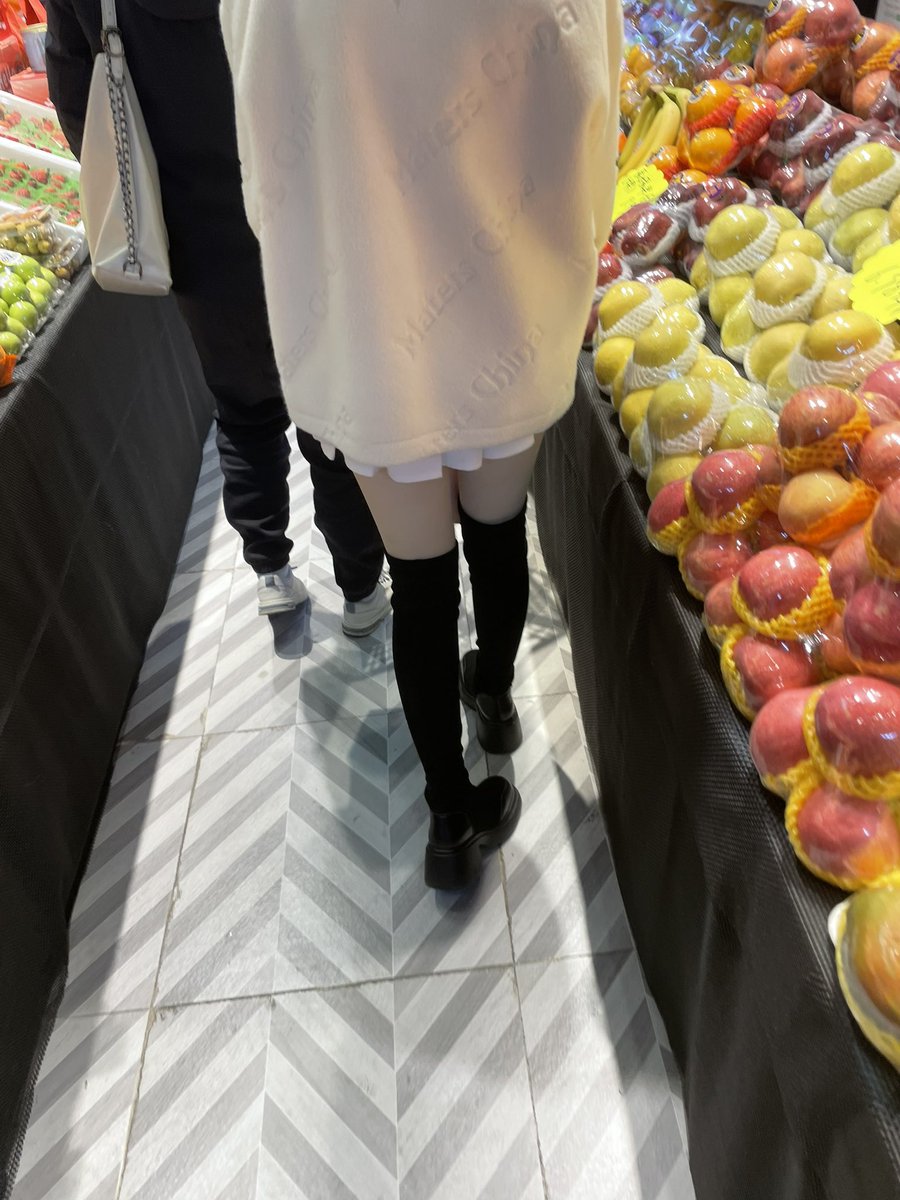 street_snaps_'s tweet photo. 季节也不影响审美
#街拍 #长筒靴 #大长腿 https://t.co/3W32E2Fw9n