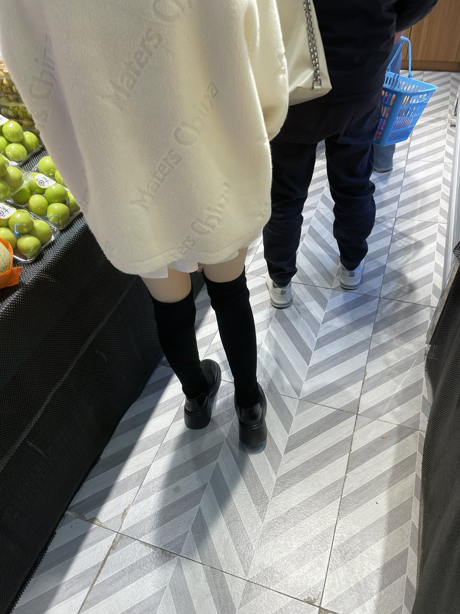 street_snaps_'s tweet photo. 季节也不影响审美
#街拍 #长筒靴 #大长腿 https://t.co/3W32E2Fw9n