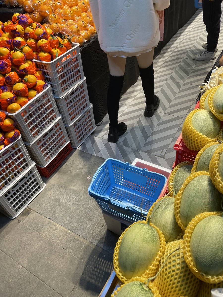 street_snaps_'s tweet photo. 季节也不影响审美
#街拍 #长筒靴 #大长腿 https://t.co/3W32E2Fw9n