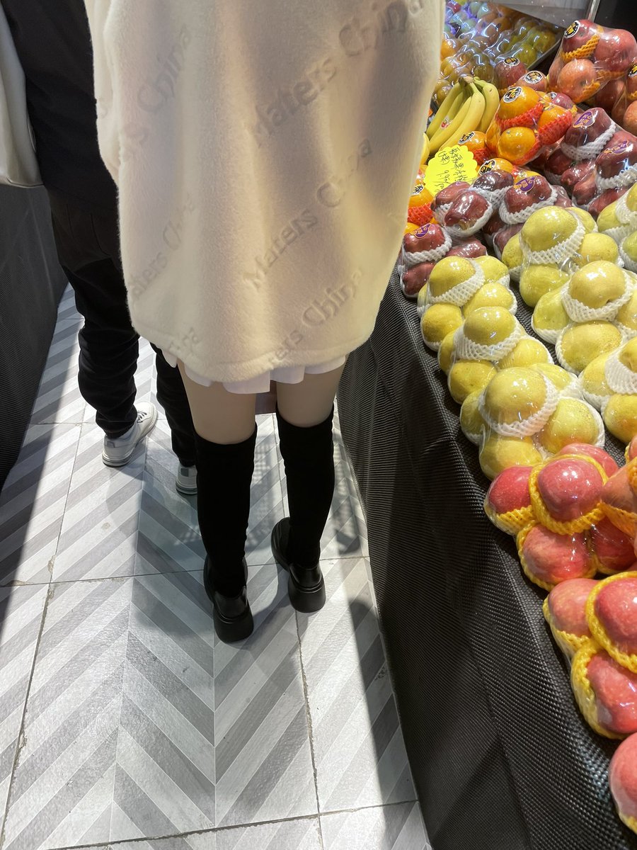 street_snaps_'s tweet photo. 季节也不影响审美
#街拍 #长筒靴 #大长腿 https://t.co/3W32E2Fw9n