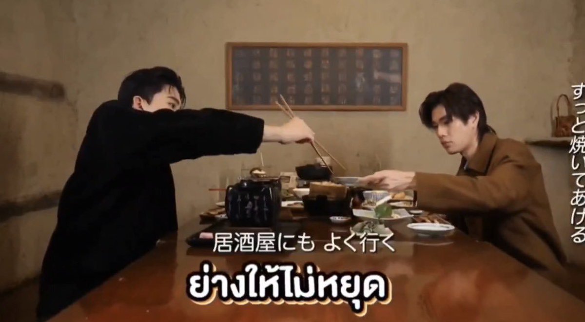 cullenjungdann's tweet photo. เวลาสังเกตคู่จริงจะดูบรรยากาศตอนกิน ถ้ากินข้าวด้วยกันแล้วเขาอร่อยนี่ใช่แระ

คนที่ไม่มานั่งบ่นราคา สั่งแต่ของตัวเองแต่ตักโน่นนี่ให้ คอยชี้อันไหนอร่อย เราทำของหกก็ช่วยเช็ดไม่โวยวาย(เห็นแววช่วยกันล้างจานชัวร์)
กินกับเขาแล้วเจริญอาหาร =เขาคือค.สุขเรา แต่งได้เลย เชื่อป้า💑 https://t.co/Xjir2hicgU