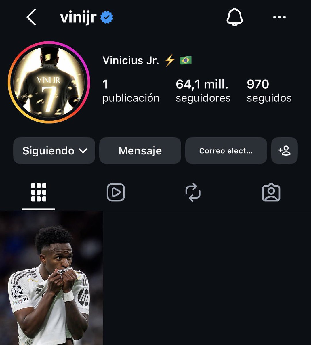 Mario___RM's tweet photo. La nueva foto de perfil de Vinicius Junior y la publicación de la renovación besando el escudo.

El mejor final posible🤍. https://t.co/9bvVtoN7Hv