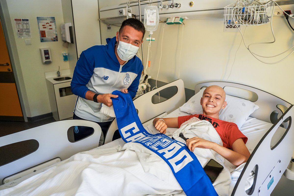 FCPorto's tweet photo. Francesco Farioli liderou a comitiva do FC Porto em mais uma visita ao Hospital de São João.

🔗 https://t.co/YXSBrVP61H https://t.co/BzYDg26DWv