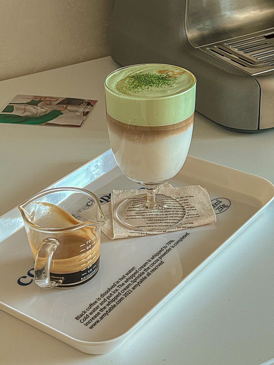 PhenomenaLWigs's tweet photo. Quick iced matcha latte hack: 1 tsp matcha powder + 2oz hot water (whisk to no lumps) + 8oz cold oat milk + a dash of vanilla! Ready in 2 mins, tastes just like café-made https://t.co/ACnmYZcpoT