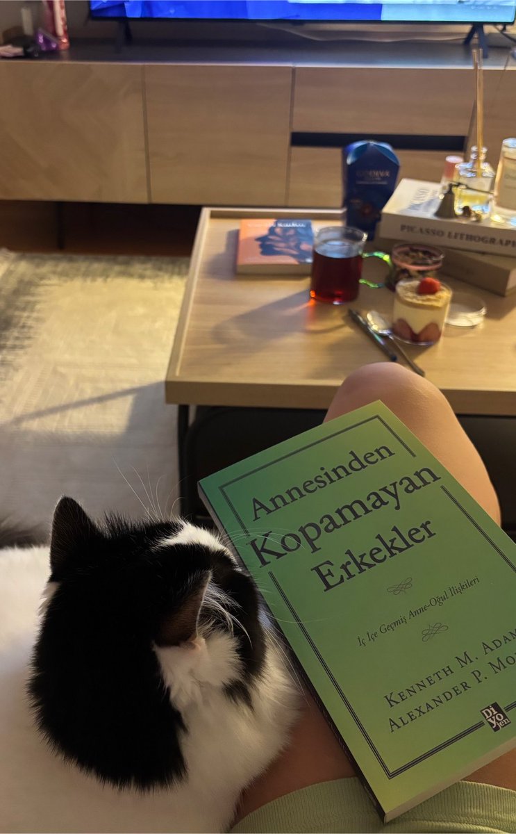 yagmurqueenn's tweet photo. anası mesleki okuma yapacak.. oğlu da anasından kopamıyor.. ironik.. https://t.co/FBNJoK1JGO