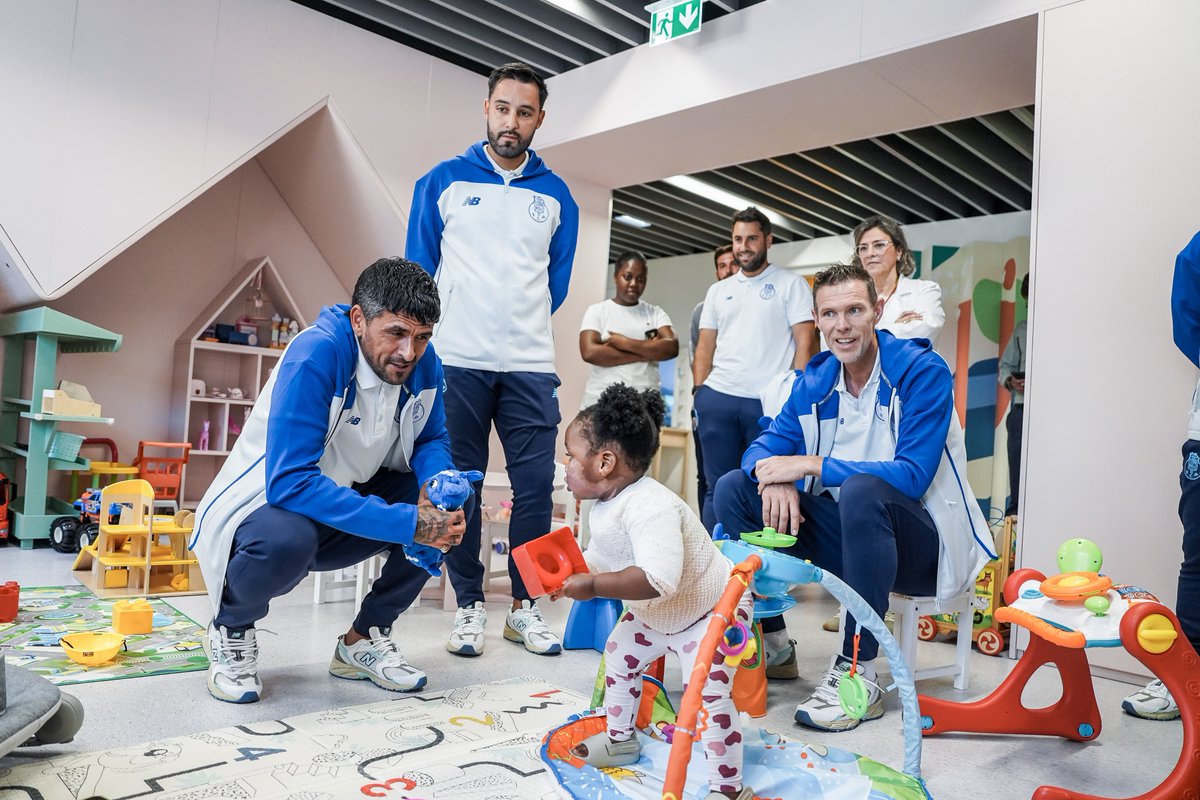 FCPorto's tweet photo. Um dia especial no Joãozinho 💙

A equipa técnica do FC Porto visitou a ala pediátrica do Hospital de São João e distribuiu presentes pelas crianças 🎁 https://t.co/lTUkkC0E4G