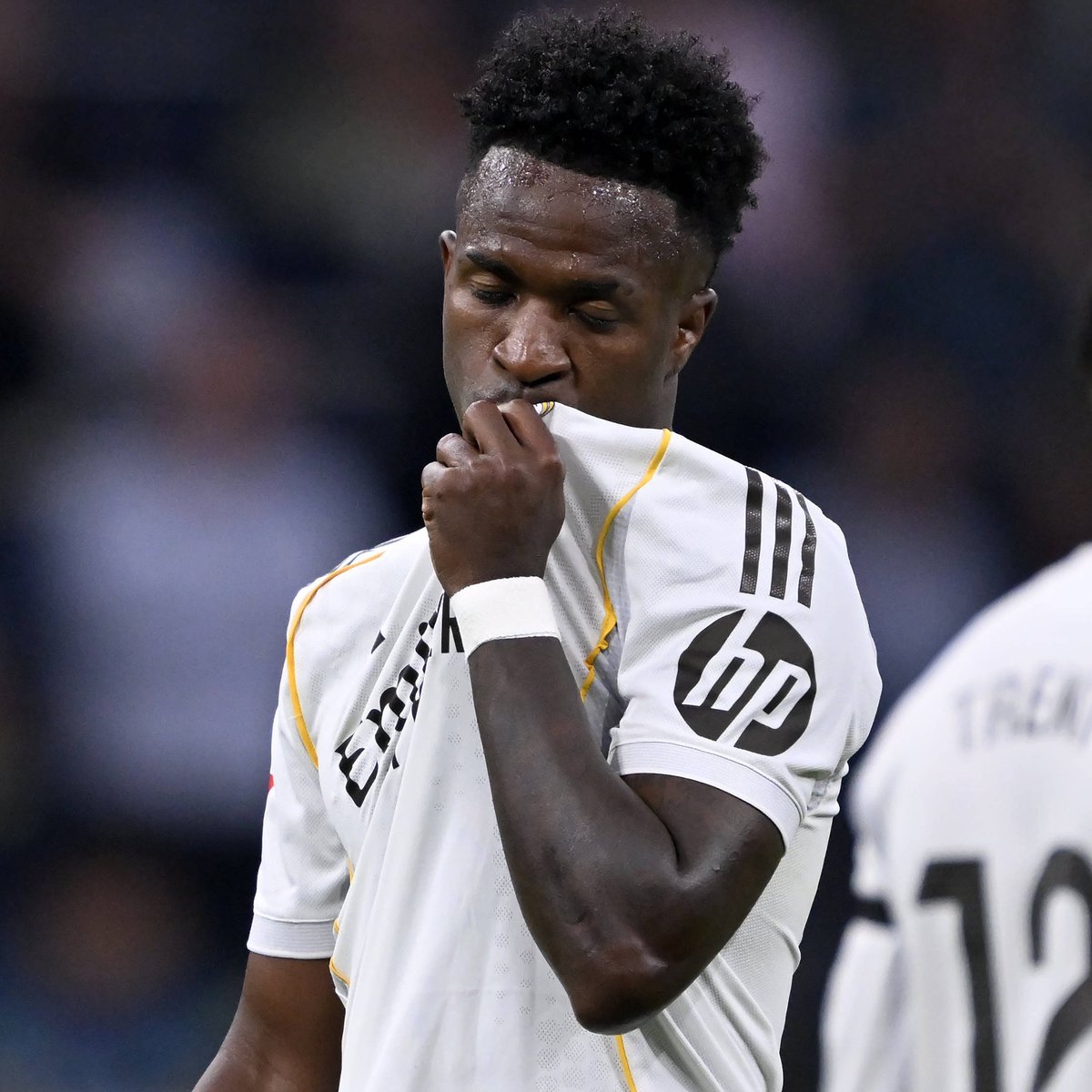 SofascoreBR's tweet photo. Vinicius Jr. (26 anos) pelo Real Madrid:

⚔️ 375 jogos (301 titular)
⚽️ 128 gols (!)
🅰️ 85 assistências (!)
🅿️ 213 participações em gols (!)
⏰ 129 mins p/ participar de gol (!)
🧠 127 grandes chances criadas (!)
🔑 601 passes decisivos (1.6 /j!)
💪 2064 duelos ganhos (5.5 /j!)
💨 923 dribles certos (2.5 /j!)
💯 Nota Sofascore 7.20

Contrato renovado até 2032! 🇧🇷✍️