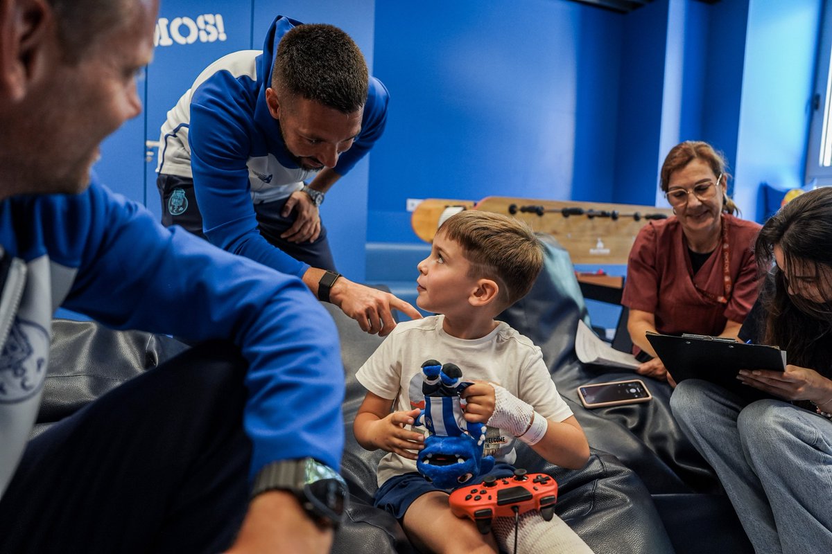 FCPorto's tweet photo. Francesco Farioli liderou a comitiva do FC Porto em mais uma visita ao Hospital de São João.

🔗 https://t.co/YXSBrVP61H https://t.co/BzYDg26DWv