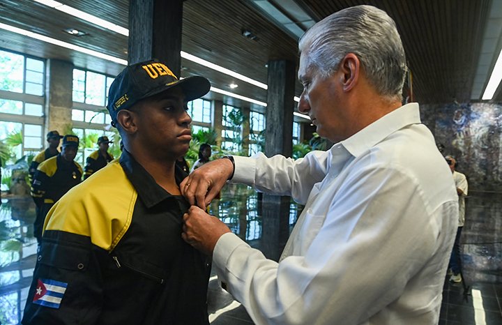 ACN_Cuba's tweet photo. 🎖️👩‍🚒 👨🏽‍🚒Condecoró Díaz-Canel a brigada cubana que asistió en Venezuela

🇨🇺 @DiazCanelB entregó la medalla “Por la valentía durante el servicio” a los 18 integrantes de la brigada cubana de salvamento y rescate que apoyaron en Venezuela tras los sismos del 24 de junio.

#ACNreporta https://t.co/wLJwTq7gvm