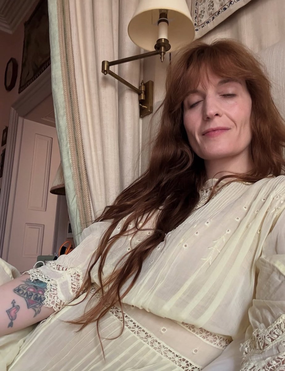 pookiewatrhouse's tweet photo. florence pretending she doesn't see everyone asking her to play queen of peace https://t.co/GWTGkWbjIr