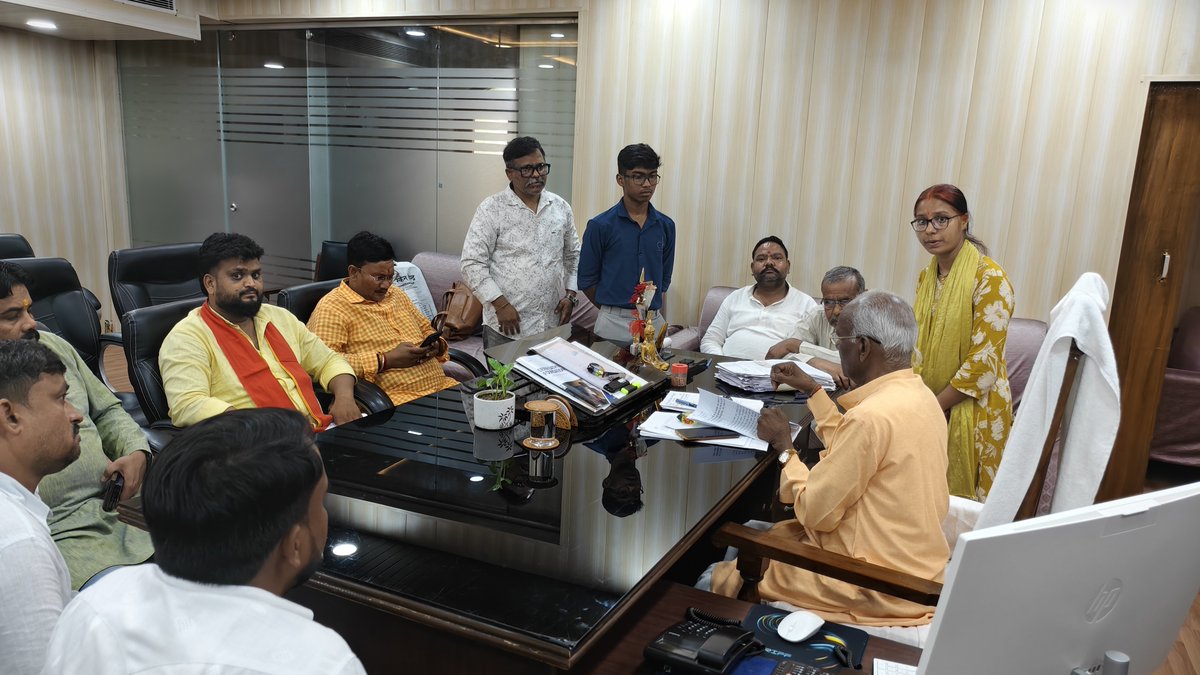 RawatXmp's tweet photo. आज दिनांक 06अगस्त 2026 दिन वृहस्पतिवार को इन्दिरा भवन लखनऊ स्थित- उ०प्र० अनुसूचित जाति और अनुसूचित जनजाति आयोग के अपने कक्ष में विभिन्न जनपदों से आए देवतुल्य कार्यकर्ताओं से शिष्टाचार मुलाकात किया और पीड़ितों की समस्याएं सुनकर उनके शीघ्र समाधान हेतु अधिकारियों को निर्देश दिए। https://t.co/ey0ZKBxq4D