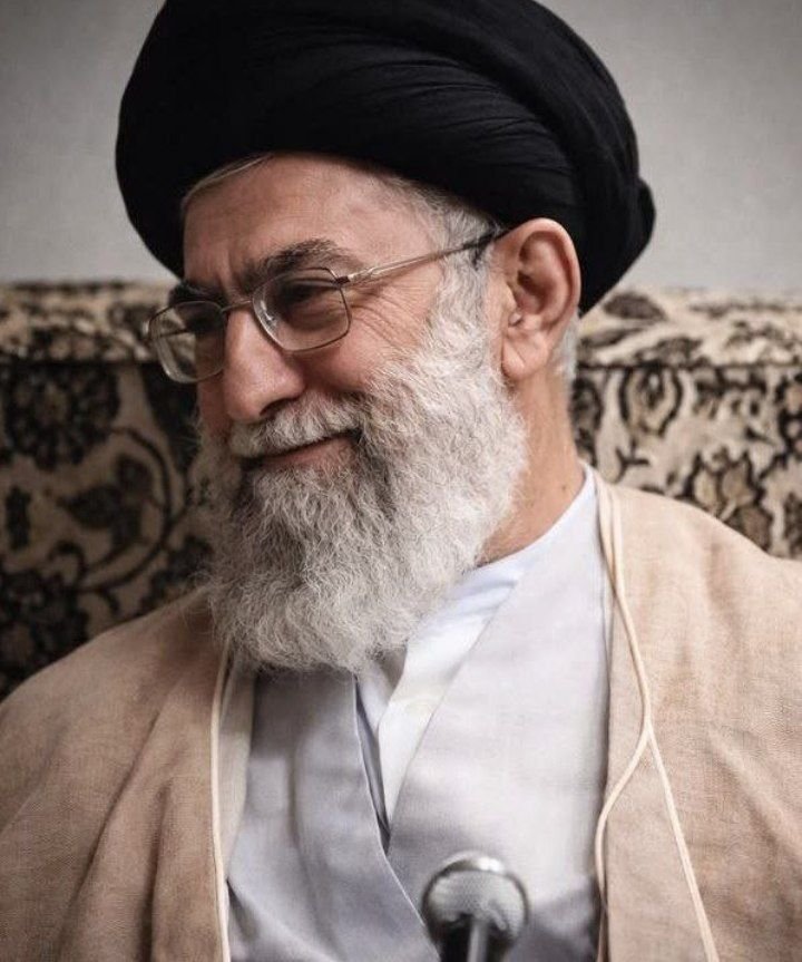 MatloobiRogayeh's tweet photo. بعضی نگاه ها
چشـــــم دل را 
بسوی خـدا باز میکند
مخصوصاً اگر آن نگاه
از قابِ چشم‌های آسمانی شما باشد...
آن هم چشمان آسمانی و خداییِ شما آقااا💔
چشمم چقد بی‌تو
غمش فرق میکند...
💔🖤
#باید_برخاست
#یا_لثارات_الخامنه‌ای https://t.co/1b4IO2LtXy
