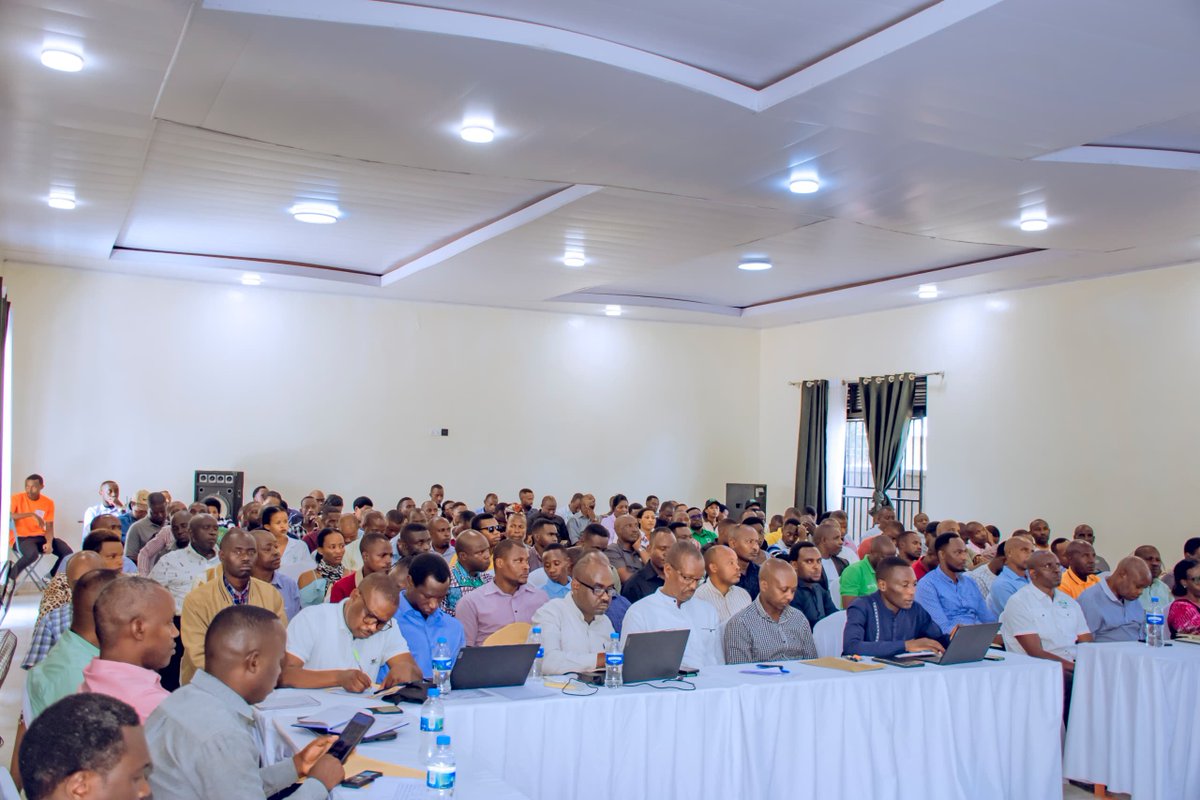 NyagatareDistr's tweet photo. Uyu munsi, Umuyobozi w’Akarere wungirije ushinzwe Iterambere ry’Ubukungu, Matsiko Gonzague yayoboye inama itegura igihebwe cy'ihinga 2027A. Iyi nama ikaba yahuje abakozi b'Akarere bashinzwe ubuhinzi n'ubworozi n'abafatanyabikorwa b'Akarere bakora imishinga y'ubuhinzi n'ubworozi, baganira ku biteganyijwe gukorwa muri iki gihembwe cy’ihinga birimo guhuza ubutaka hagahingwa ibihingwa byatoranyijwe bizahingwa kuri Hegitari 47,556, no gukora ubuhinzi busigasira ubutaka kuri hegitari 33,597,1. 

Umuyobozi w'Akarere wungirije Ushinzwe Iterambere ry'Ubukungu, Matsiko Gonzague yavuze ko muri iki gihembwe cy'ihinga biteganyijwe ko hazagwa imvura nyinshi, asaba abahinzi gutegura imirima kare ndetse no kuzahingira ku gihe, bahinga n’ubwatsi bw'amatungo kuko ubuhinzi n'ubworozi bugomba kujyana.