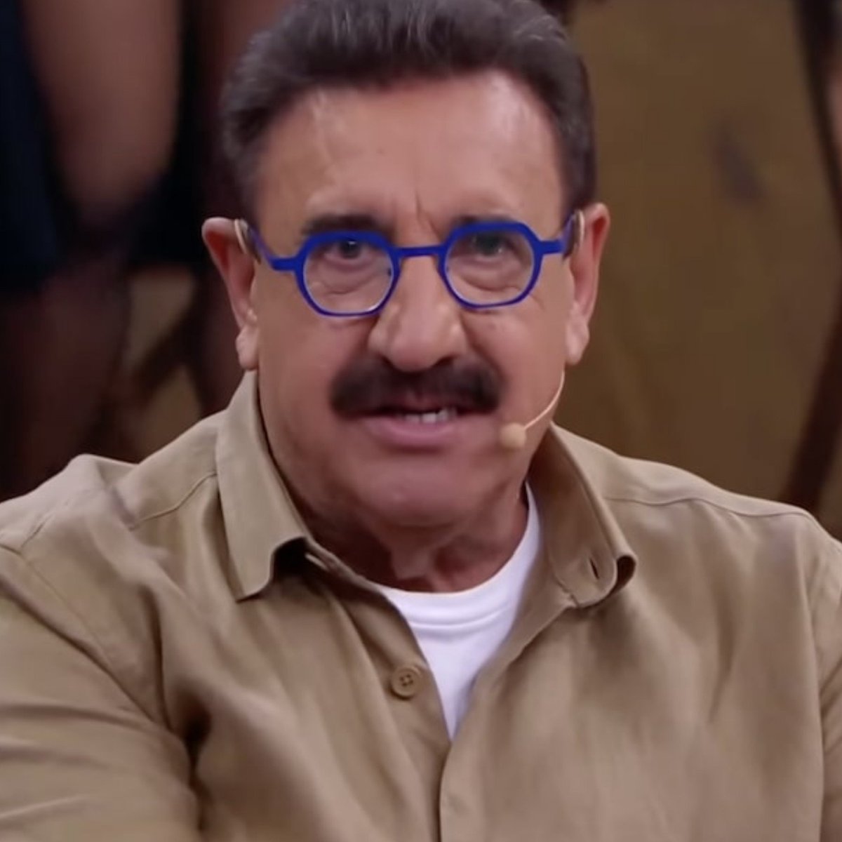 updatecultura's tweet photo. Ana Paula Renault CRÍTICA o SBT após Ratinho falar AO VIVO que um cantor estava com “cara de viado”:

“A televisão aberta entra na casa de milhões de famílias e não pode continuar dando palco ao preconceito e chamando isso de entretenimento [...] Racismo recreativo, machismo recreativo, homofobia recreativa, mudam-se o alvo, mas o mecanismo é o mesmo, transformar a humilhação de alguém em diversão para os outros [...] Quando isso se repete, já não cabe tratar como uma simples fala infeliz. A mídia precisa ajudar a sociedade a avançar, não autorizar que ela retroceda.”