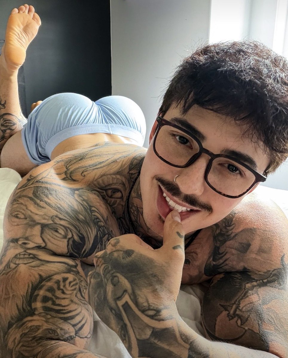 jakipz46's tweet photo. Do I look cute in glasses https://t.co/IXhRCBur26