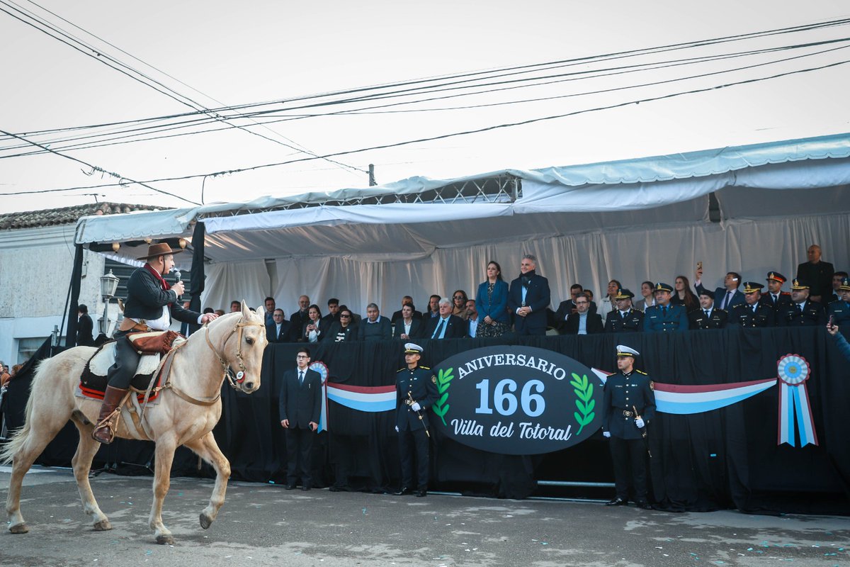 gobdecordoba's tweet photo. 🤝 Es la primera vez que un gobernador participa de un desfile cívico militar en Villa del Totoral. Se da en el marco de la recorrida por el departamento #Totoral, que empezó ayer en la localidad de #Sarmiento y, a la noche, siguió con un Fogón Patrio en la ciudad cabecera.
En la ocasión, el mandatario anunció la llegada de la @upc_cordoba a #VillaDelTotoral. De esta manera, se consolida la ciudad como una sede de la #educación superior para toda la región.
👉 La gira del gobernador continuará este jueves en #LosMistoles, #CañadaDeLuque y #LaPampa.
#HacerParaCrecer