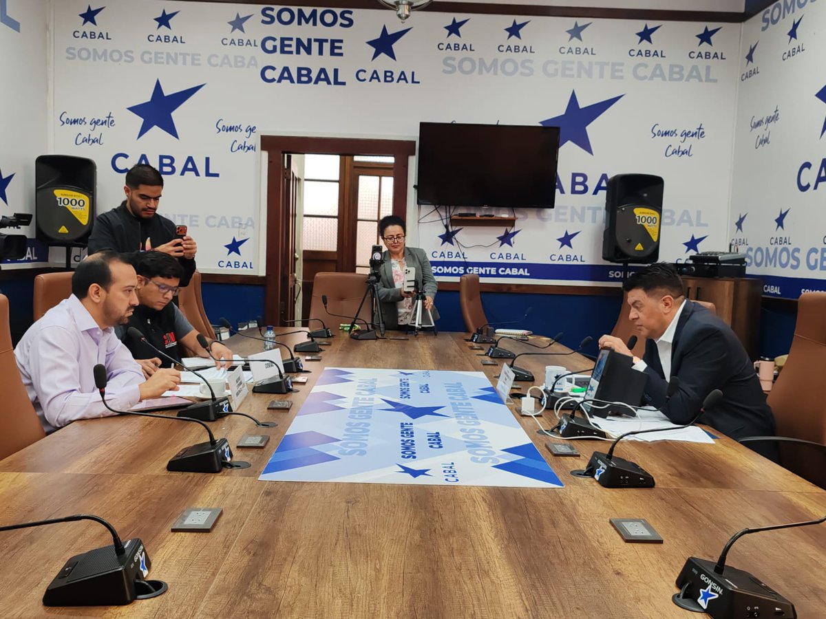 CongresoGuate's tweet photo. El diputado Alberto de León, del bloque Cabal, se reunió con el viceministro de Infraestructura del @CIV_Guatemala para fiscalizar el avance de los trabajos de bacheo en distintos tramos carreteros de Totonicapán. El legislador cuestionó la calidad y el ritmo de ejecución de las obras, especialmente en las rutas hacia Quiché y Santa María Chiquimula, las cuales calificó de críticas tras una gira de verificación realizada en el departamento. Según las autoridades del CIV, el avance físico del proyecto es del 35 % y el financiero del 7 %.