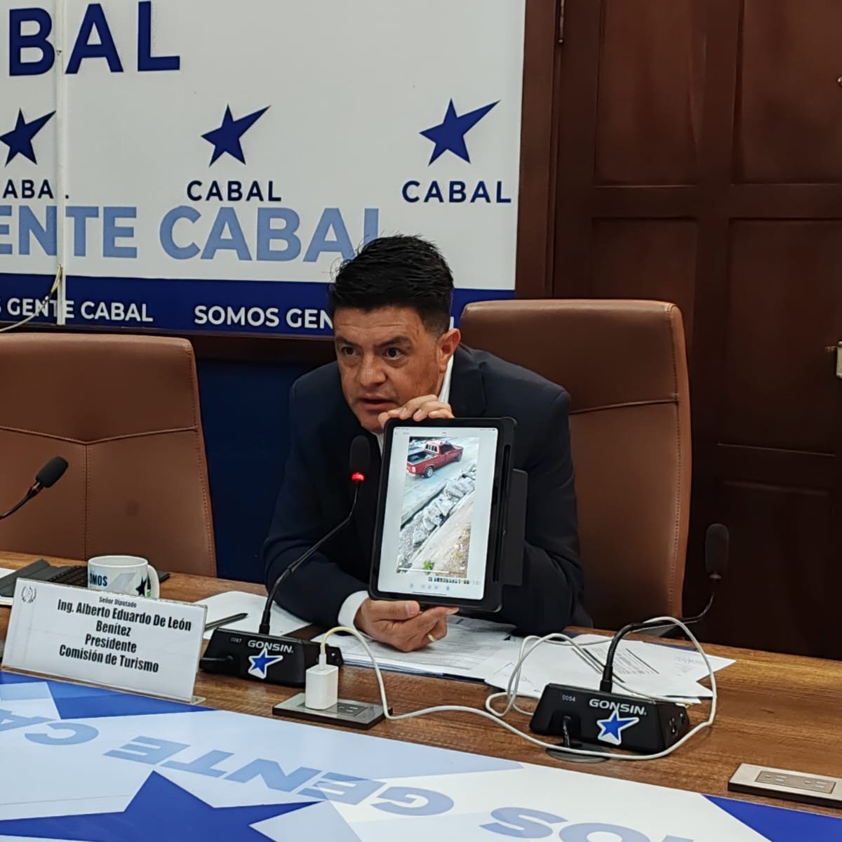CongresoGuate's tweet photo. El diputado Alberto de León, del bloque Cabal, se reunió con el viceministro de Infraestructura del @CIV_Guatemala para fiscalizar el avance de los trabajos de bacheo en distintos tramos carreteros de Totonicapán. El legislador cuestionó la calidad y el ritmo de ejecución de las obras, especialmente en las rutas hacia Quiché y Santa María Chiquimula, las cuales calificó de críticas tras una gira de verificación realizada en el departamento. Según las autoridades del CIV, el avance físico del proyecto es del 35 % y el financiero del 7 %.