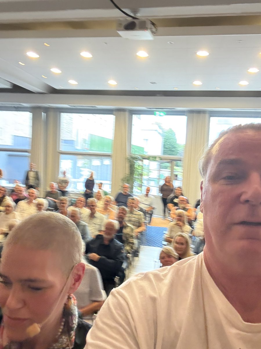 PatrikS242's tweet photo. Tack @sd_varmland och @marlenelundkopparklint för att Dumpen fick komma och föreläsa inför fullsatt lokal. https://t.co/Kq39WKS4tW