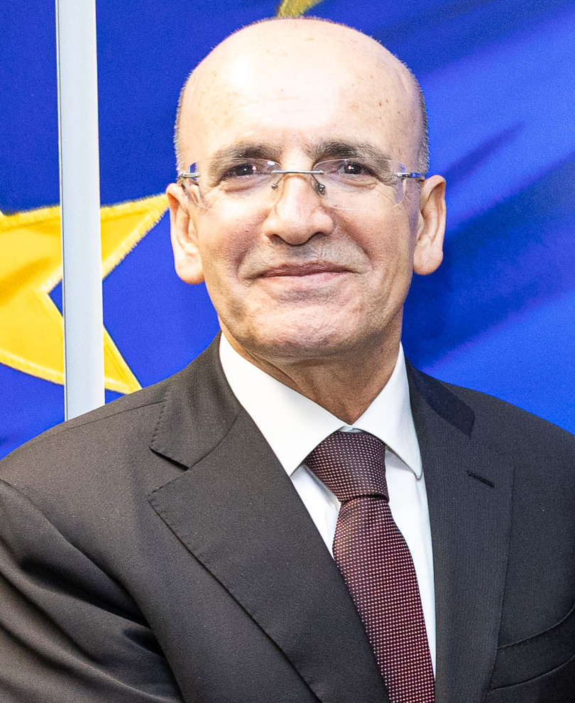 ugurlu_kd's tweet photo. Mehmet Şimşek: "Kişi başına düşen milli gelirimizi 3 bin 616 dolardan, 18 bin 40 dolara yükselttik."

Tam bir komedi!
Zenginler daha zengin fakirler daha fakir olmaya devam ettiği müddetçe kişi başı düşen milli gelir 100 bin dolara çıksa ne olur? 

Sadece gelir dağılımınadaki makas açılır, uçurum derinleşir. 

Dolayısıyla bu rakamlar övünülecek rakamlar değildir. 

Kapitalist sistemin aldatmacaları işte böyledir.
