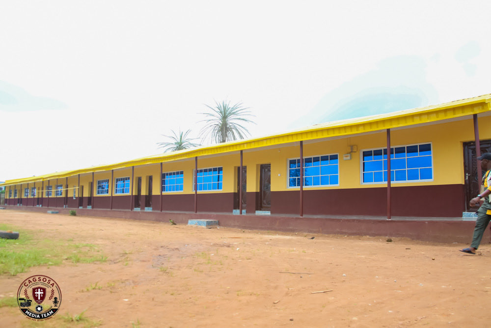 Cagsosa's tweet photo. Legacy in action! 🎉

CAGSOSA 81 Set has commissioned a renovated 6-classroom block and a new 9-toilet facility at Christ Apostolic Grammar School, Iperu-Remo,as part of its 45th Reunion legacy projects.
Giving back.Building the future.
#CAGSOSA81 #CAGS #LegacyProject #GivingBack https://t.co/E1RuwHiL7r
