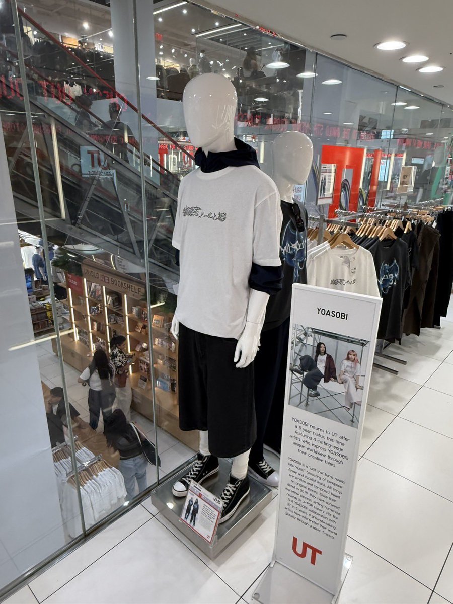 YOASOBI_staff's tweet photo. YOASOBI × UNIQLO UT has arrived in New York! 🗽✨

Thank you for the amazing display and support! Be sure to grab the special collaboration T-shirt while you’re there! https://t.co/oI7cfIng7s