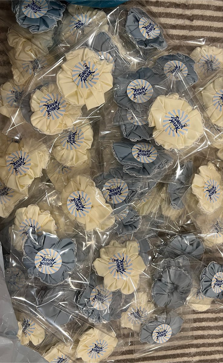 DaruneeCheomue's tweet photo. Giveaway เสร็จตามเป้าหมาย100ชิ้น ณเวลา01.25 💛💙

#JuniorMarkConcert https://t.co/aUaKLsBux4