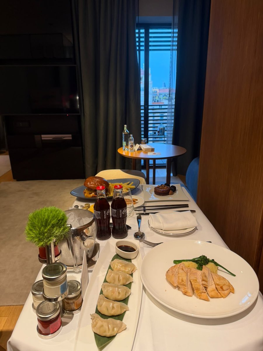 Learnernoearner's tweet photo. When there is nothing to trade i eat alot😭

Yes that food is only for me https://t.co/yuK80b9HpJ