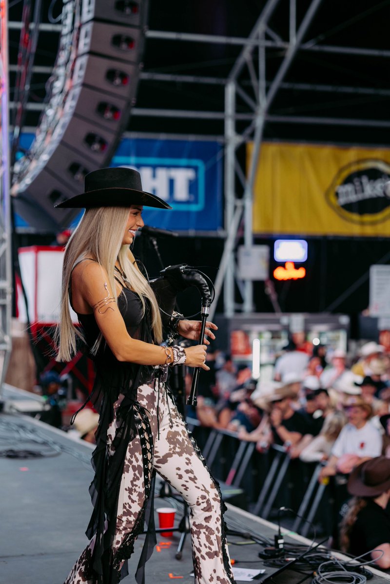 alliwalker's tweet photo. Up next 👉🏻 Thunder Bay, ON 🎶 See you tomorrow night at the Canadian Lakehead Exhibition 🤘🏻 #CountryMusic #LiveMusic #DogAtTheDoor https://t.co/pcxf6RJyGf