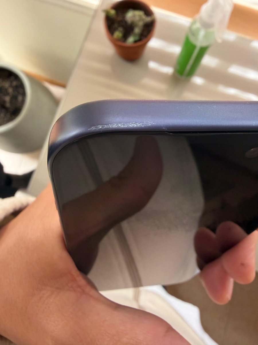 davidcoralm's tweet photo. @MacCenter no quieren responder por un daño de fábrica de IPhone 17 pro. El chasis se empezó a despegar del display, sin mencionar que la rajadura apareció de la nada . Pésimo servicio en Pasto. https://t.co/av4qTBoSTk