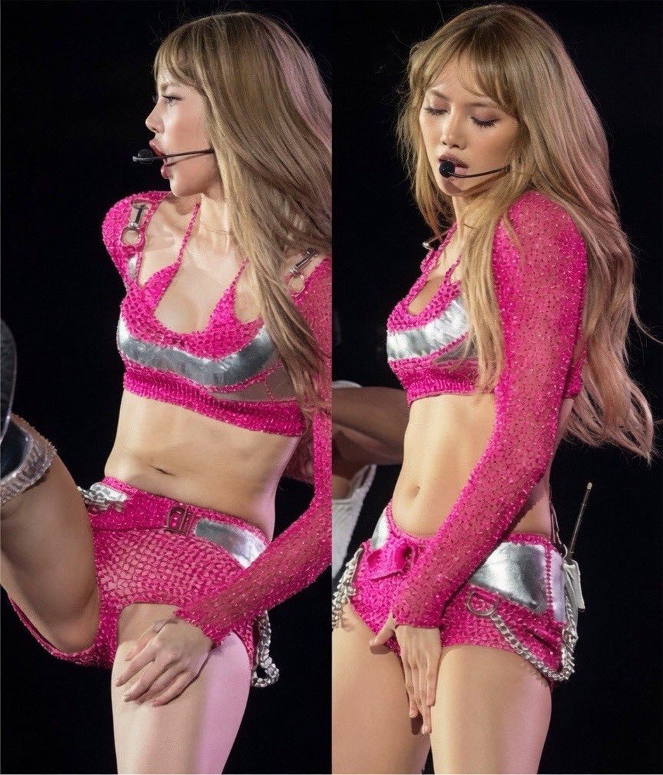 BlackPinkHQ_'s tweet photo. LISA IS THE MOMENT 🔥😍 https://t.co/b6ytpUn2XE