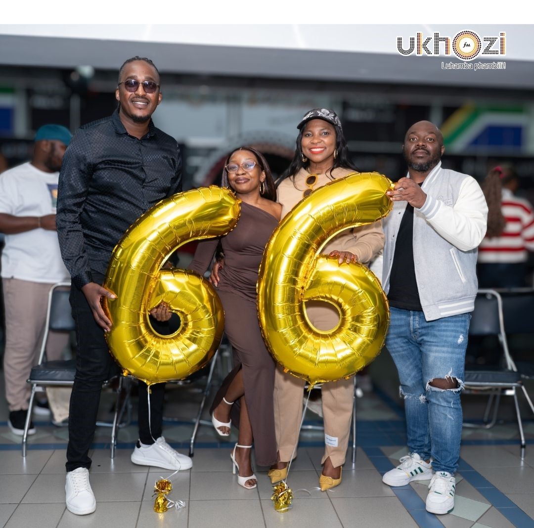 ukhozi_fm's tweet photo. Vuka Vuka Vuka Vuka!
#UkhoziBreakfast no-@veemthembu @mrozawangempel, @SimthoDladla kanye no-@ClarissaMfeka kusukela ngo 06:00-09:00
https://t.co/fVbGCSQhNI
#UkhoziFM https://t.co/WgsHf6dUjT