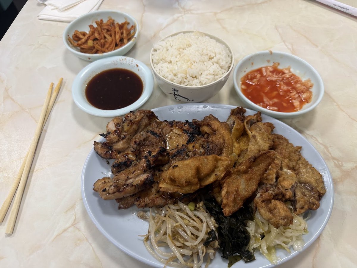 IvDogg's tweet photo. Kim Chee 2, Adobo pancit bento from 7 Eleven, Smoked meat/steak plate, this is definitely to goated food post! #PanioloLanaiBar #HonoluluBeerworks #Untappd #KimChee2 #Waikiki #AlaMoana #Kaimuki #MarinaTowerWaikiki #Oahu #TheEquus https://t.co/TLaZ9RuTYw