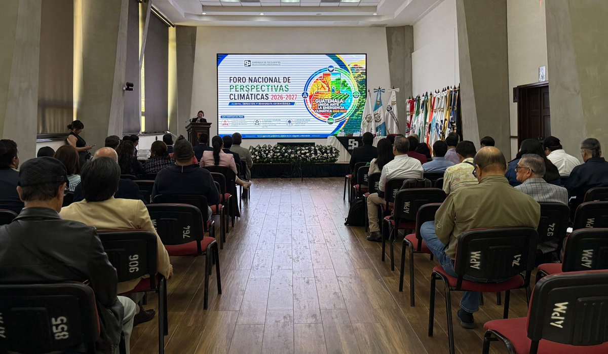 CamagroGuate's tweet photo. Abrimos 🧵 1/3 

🇬🇹📢 El pasado lunes 3 de agosto participamos como panelistas en el Foro Nacional de Perspectivas Climáticas 2026, organizado por la Asamblea de Presidentes de los Colegios Profesionales de Guatemala.

Durante el panel, nuestro primer vicepresidente, José Tulio González, presentó la Política de Ambiente y Cambio Climático y la Estrategia de Gestión Forestal del Sector Agro, destacando las acciones que impulsamos para promover el cumplimiento de la legislación, adopción de estándares internacionales, y las buenas prácticas de gestión y adaptación que implementan nuestros socios.

#SomosElAgro