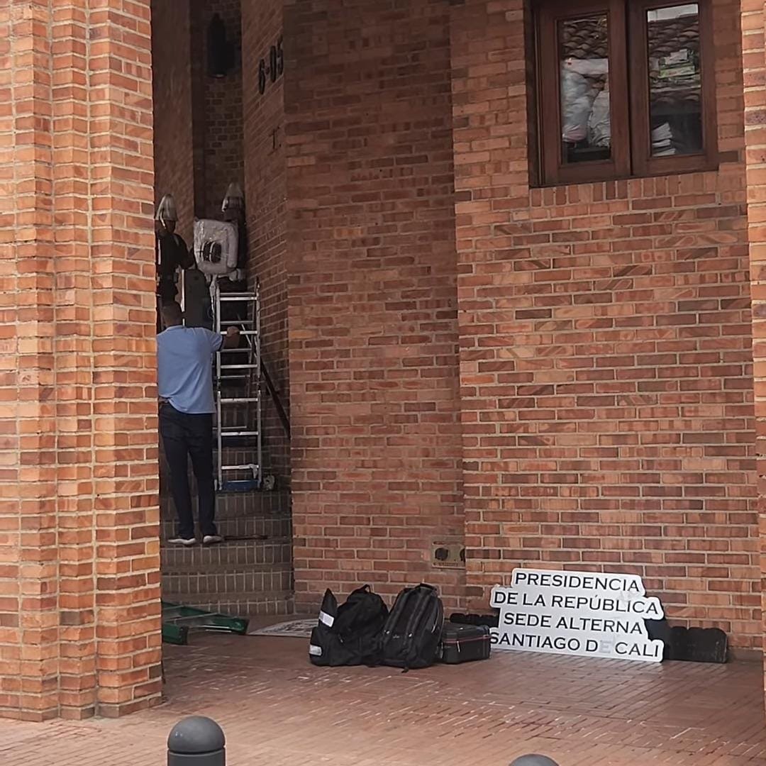 indignadocol1's tweet photo. ¿Pero como es un gobierno fascista?

Pues mirá,  éste edificio se llama "Centro cultural de Cali" desde mañana se llamará  "Presidencia de la República sede alterna Santiago de Cali" https://t.co/j9vxpq6mlc
