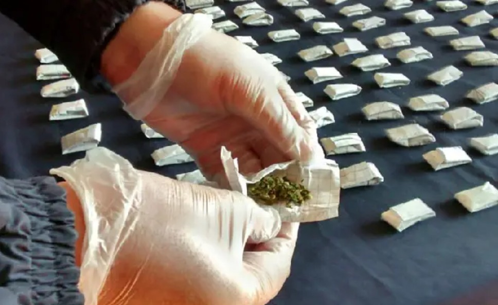 NuevoTiempoCue's tweet photo. 🚨 #Gualaceo 
Fiscalía procesa a personas por presunto tráfico de drogas 
Cinco adultos y tres adolescentes fueron aprehendidos durante un operativo ejecutado en un inmueble del cantón #Gualaceo, donde, según las investigaciones, se almacenaban y comercializaban sustancias sujetas a fiscalización.
La @FiscaliaEcuador formuló cargos por el presunto delito de tráfico ilícito de drogas en alta escala. Dos de las procesadas cumplirán prisión preventiva, mientras que para los demás involucrados se dispusieron medidas cautelares.
Durante el procedimiento se incautaron 826 gramos de cocaína y 2.843 gramos de marihuana, además de otros indicios que forman parte de la investigación.