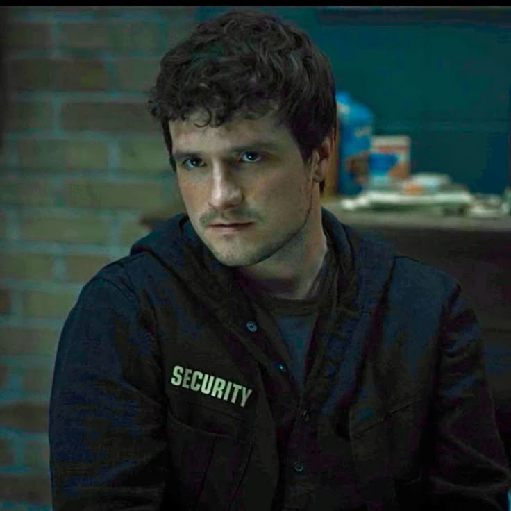 jewelzaid1998's tweet photo. Josh Hutcherson https://t.co/dZkAa1pS8l