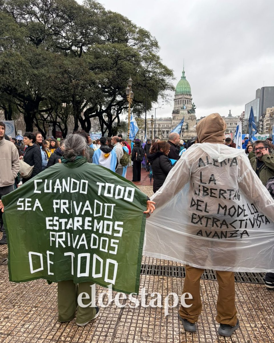 eldestapeweb's tweet photo. "Cuando todo sea privado, estaremos privados de todo"

La frase en el piloto de las manifestantes que participa de la movilización frente al Congreso https://t.co/Bmr30Deg31