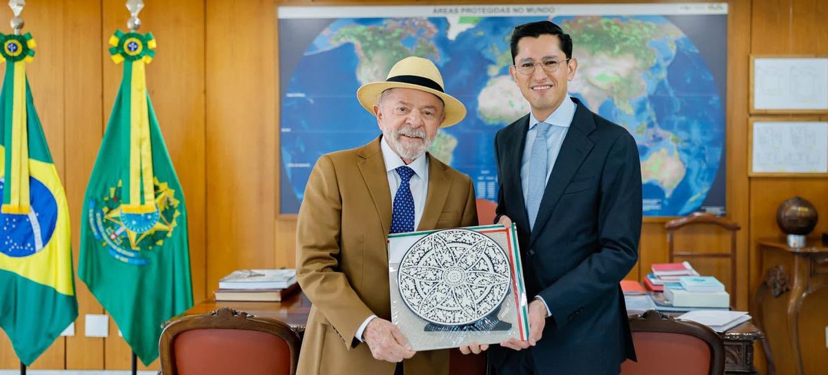 SRE_mx's tweet photo. En el marco de su visita de trabajo en Brasilia, el secretario de Relaciones Exteriores, Roberto Velasco (@r_velascoa), sostuvo un encuentro con el presidente Luiz Inácio Lula da Silva (@Lulaoficial), para extenderle los saludos de la presidenta Claudia Sheinbaum Pardo (@Claudiashein).
 
Durante su conversación, el canciller destacó la cercanía entre nuestros pueblos y el interés por construir una América Latina más fuerte y unida, por medio de una amplia agenda compartida entre México y Brasil que beneficie a toda la región, y que permita seguir fortaleciendo nuestros vínculos de cooperación y amistad.
 
🇲🇽🇧🇷