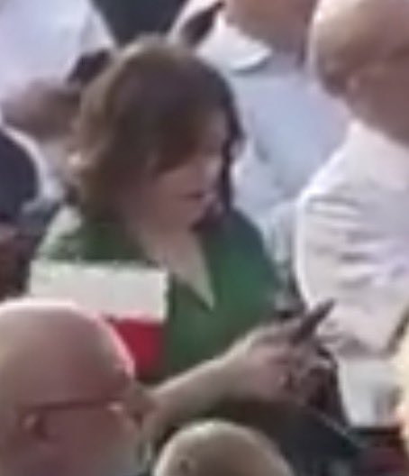 JanMolski's tweet photo. @WojciechowskavH Jak pani tak przeszkadzało, to czemu pani nie podeszła do niego i nie zwróciła uwagi co? 

Panią tak odkleiło, że nie zauważyła, że w tym kretynizmie nagrała wiceprezes PiS Panią Krupkę, która robi to samo xD

Po co wy to nam robicie wszystkim? https://t.co/oDmzaj6huY