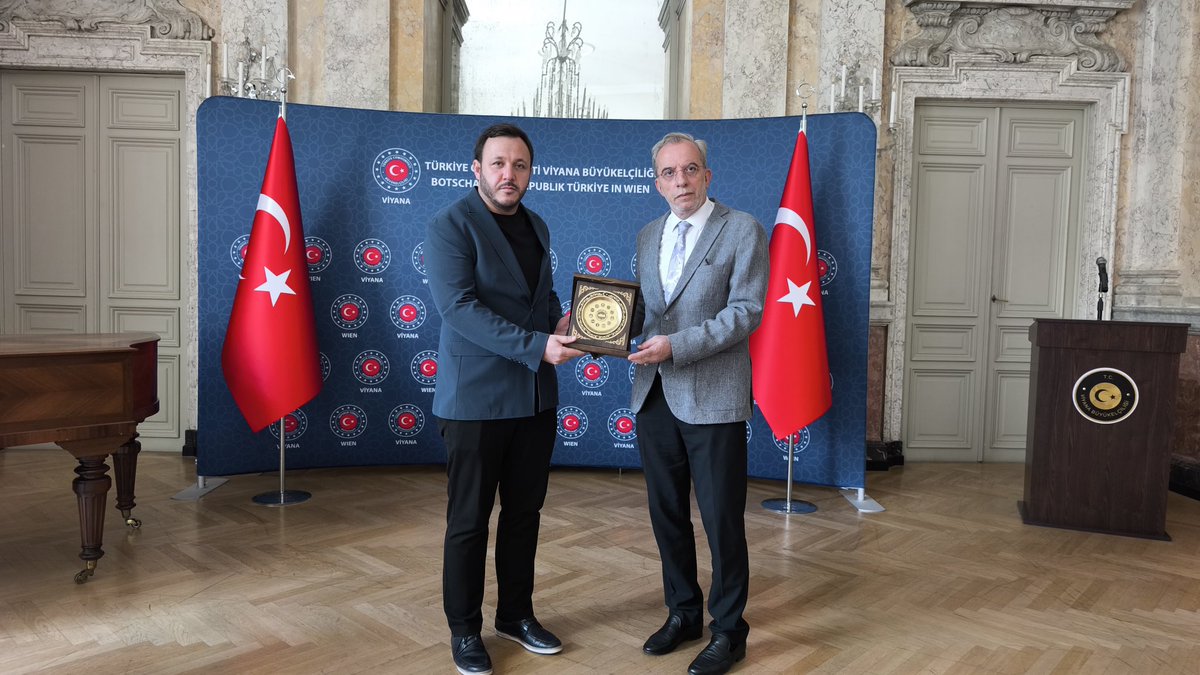 gencmemursen's tweet photo. Erasmus+ KA210 projemiz kapsamında Avusturya’dayız. 🌍🇹🇷

Genel Başkanvekilimiz Fatih Muhammed Çakmak ve Yönetim Kurulu Üyelerimizle birlikte, genç memurlar arasında uluslararası iş birliği ağının güçlendirilmesine yönelik temaslarımız kapsamında; T.C. Viyana Büyükelçimiz Sn. Gürsel DÖNMEZ’i, T.C. Salzburg Başkonsolosumuz Sn. Şükriye BAYAR’ı ve Yunus Emre Enstitüsü Müdürü Sn. Halil İbrahim DOĞAN’ı ziyaret ettik.

Gerçekleştirdiğimiz görüşmelerde, Türkiye ile Avusturya arasında genç kamu çalışanlarına yönelik ortak proje fırsatlarını, bilgi ve tecrübe paylaşımını ve kurumlar arası iş birliği imkânlarını değerlendirdik.

Nazik ev sahiplikleri, kıymetli görüşleri ve projemize verdikleri destek dolayısıyla Büyükelçiliğimize, Başkonsolosluğumuza ve Yunus Emre Enstitüsüne teşekkür ediyoruz.